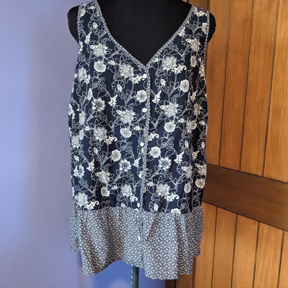 Gap Outlet Button down tank